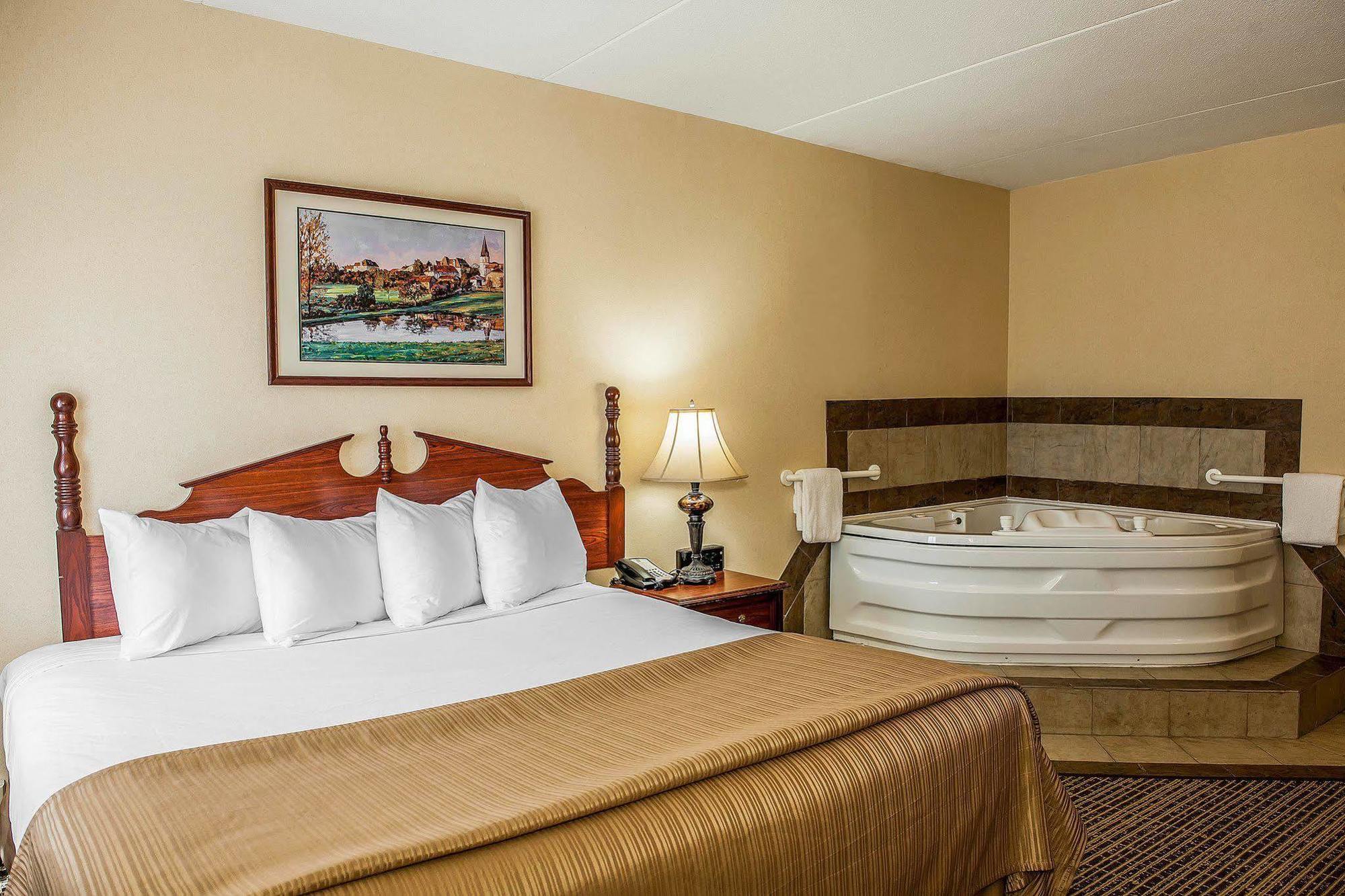 Hotel Baymont By Wyndham South Bend Near Notre Dame Exterior foto
